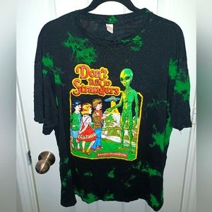 'don't talk to strangers' alien tshirt, size XL